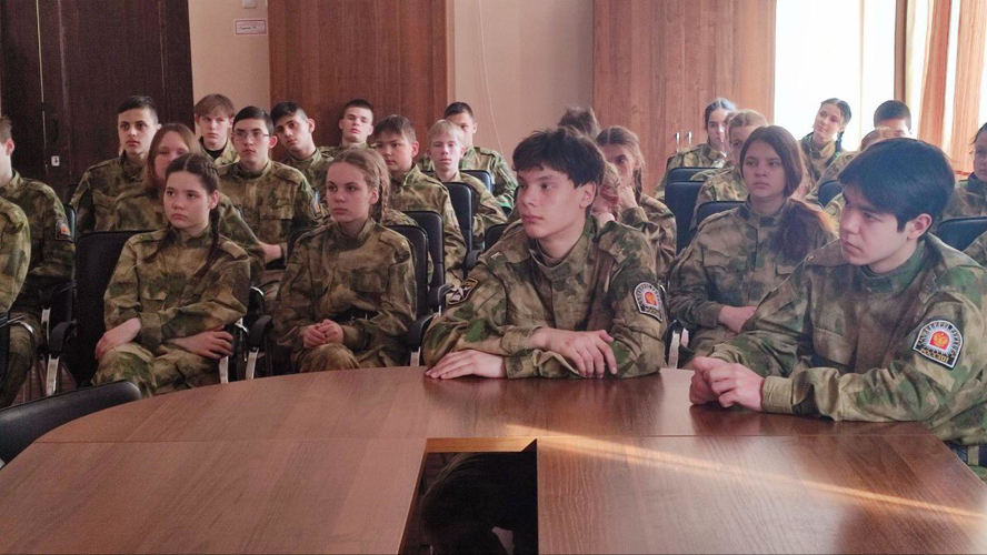 Сотрудник СОБР «Стрелец» посетил Центр кадетского воспитания