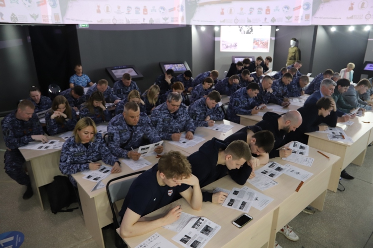 В Перми личный состав Управления Росгвардии по Пермскому краю принял участие во всероссийской акции «Диктант Победы»