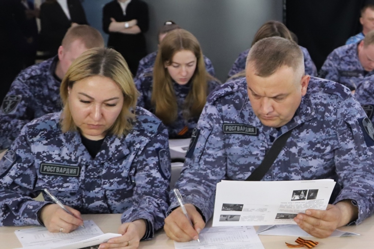 В Перми личный состав Управления Росгвардии по Пермскому краю принял участие во всероссийской акции «Диктант Победы»