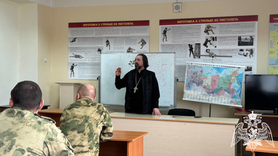 Сотрудники СОБР «Стрелец» встретились со священнослужителем