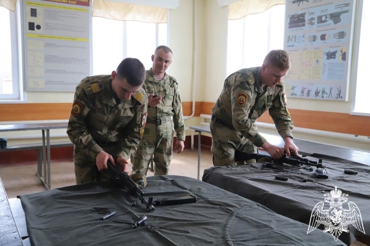 В Пермском военном институте Росгвардии курсанты выпускного курса приступили к сдаче экзамена по огневой подготовке