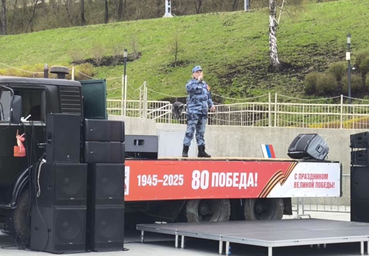 Сотрудники Росгвардии вместе с детьми исполнили песни военных лет на Набережной Перми