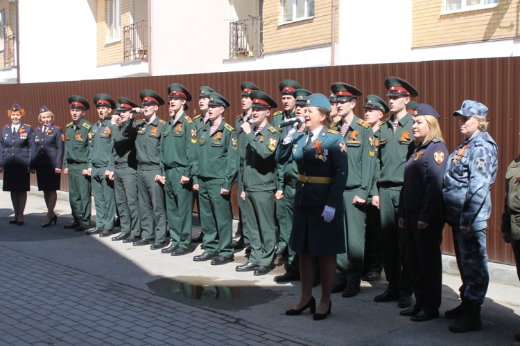 Сотрудники и военнослужащие Росгвардии поздравили с Днем Победы пермских ветеранов Великой Отечественной войны