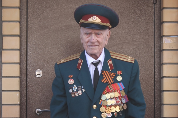 Сотрудники и военнослужащие Росгвардии поздравили с Днем Победы пермских ветеранов Великой Отечественной войны