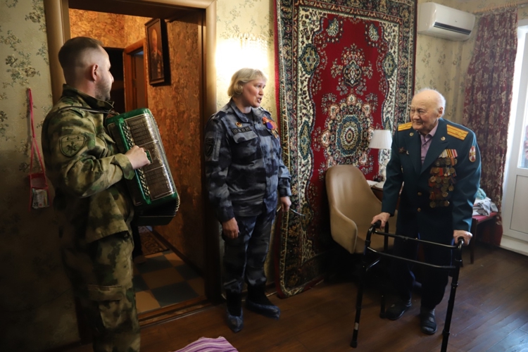 Сотрудники и военнослужащие Росгвардии поздравили с Днем Победы пермских ветеранов Великой Отечественной войны