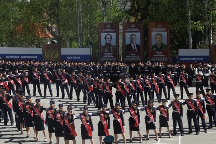 Выпускники Пермского президентского кадетского училища Росгвардии простились со Знаменем 