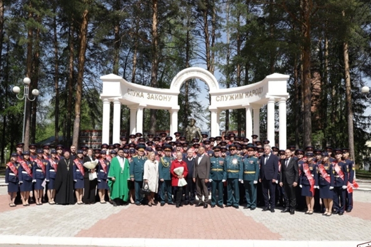 Выпускники Пермского президентского кадетского училища Росгвардии простились со Знаменем 