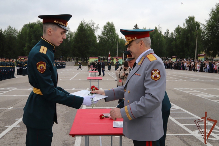 В Пермском военном институте Росгвардии состоялся выпуск молодых офицеров 