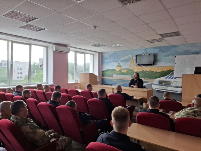 Представитель Русской православной церкви провел просветительскую беседу с сотрудниками Росгвардии