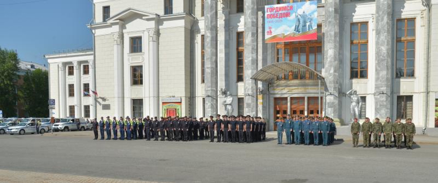 Врио начальника Управления Росгвардии по Пермскому краю принял участие в торжественном разводе личного состава правоохранителей Прикамья