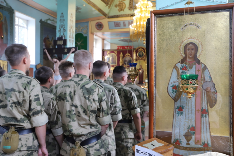 Сотрудники и военнослужащие Росгвардии приняли участие в торжественном богослужении в честь князя Владимира в Перми