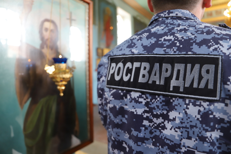 Сотрудники и военнослужащие Росгвардии приняли участие в торжественном богослужении в честь князя Владимира в Перми