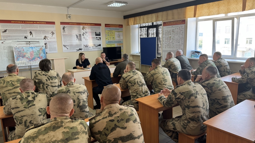 В Перми сотрудники ГИБДД провели занятие с офицерами спецподразделения Росгвардии
