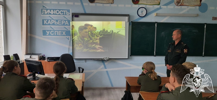Офицеры Пермского военного института Росгвардии рассказали школьникам о преимуществах военного образования