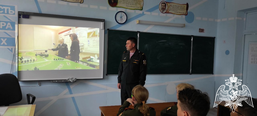 Офицеры Пермского военного института Росгвардии превели круглый стол с нижегородскими школьниками 