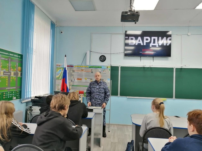 В Пермском крае росгвардейцы провели профориентационную встречу со школьниками