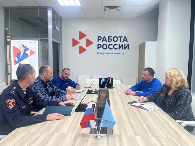 В Перми сотрудники Росгвардии провели рабочую встречу с директором и специалистами кадрового центра «Работа России»