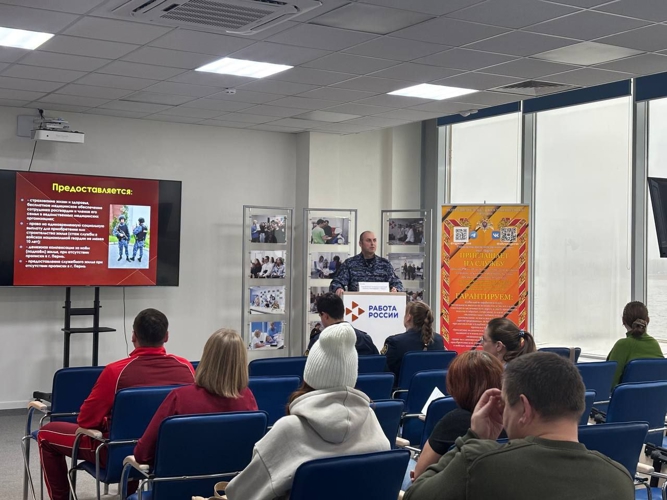 В Перми росгвардейцы проинформировали граждан о вакансиях ведомства