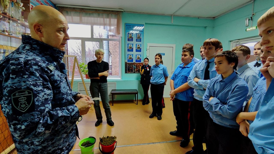 В Пермском крае росгвардейцы и волонтеры провели для школьников мастер-класс по изготовлению маскировочных сетей в рамках акции «Своих не бросаем»