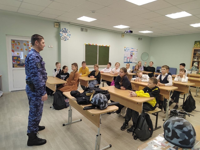 В Перми росгвардейцы провели «Урок мужества» для школьников
