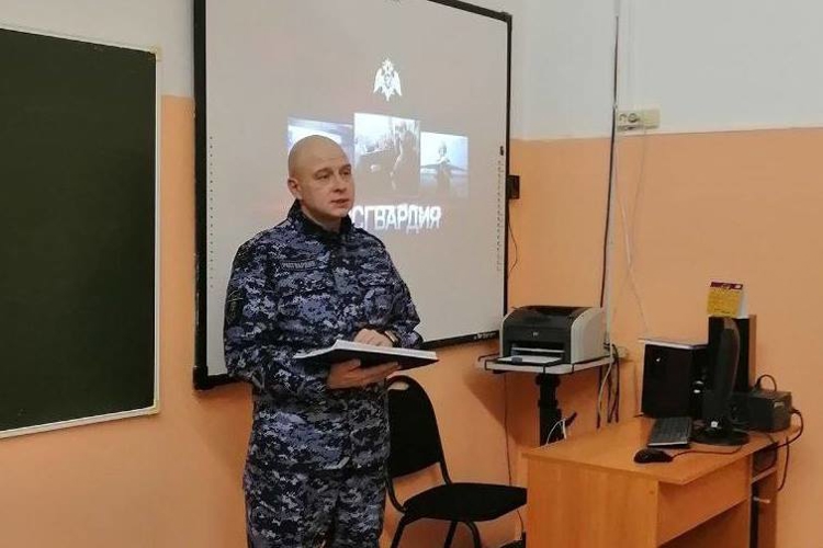 В Прикамье сотрудник вневедомственной охраны Росгвардии провел урок мужества в рамках акции «Я – россиянин»
