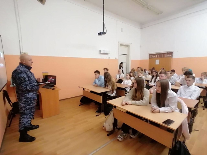 В Прикамье сотрудник вневедомственной охраны Росгвардии провел урок мужества в рамках акции «Я – россиянин»