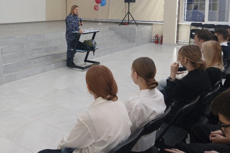 В Чайковском сотрудники Росгвардии провели профессионально - ориентационное мероприятия для школьников