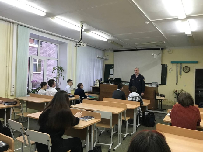 В Перми сотрудник вневедомственной охраны Росгвардии провел профориентационную встречу со школьниками
