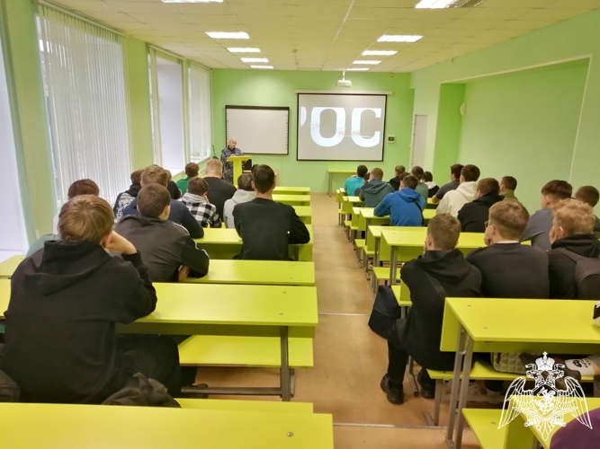 В Пермском крае сотрудник Росгвардии провел профориентационную встречу со студентами колледжа