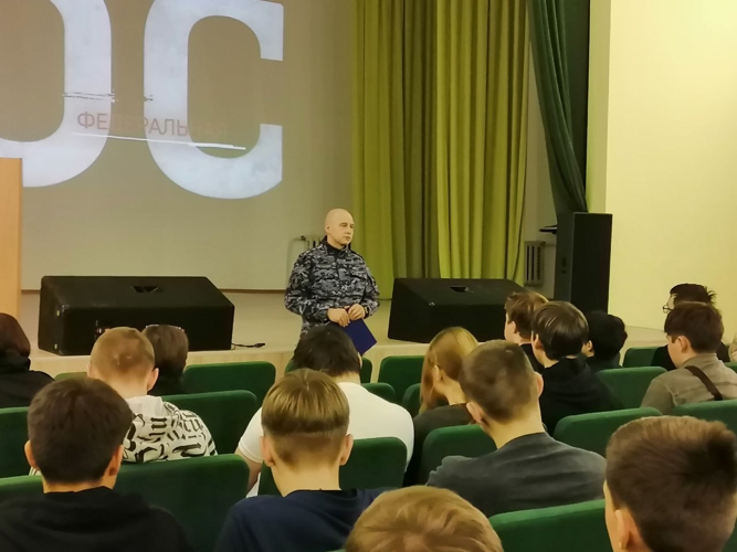 В преддверии Дня Героев Отечества в Кунгуре росгвардейцы провели «День мужества» для молодежи 