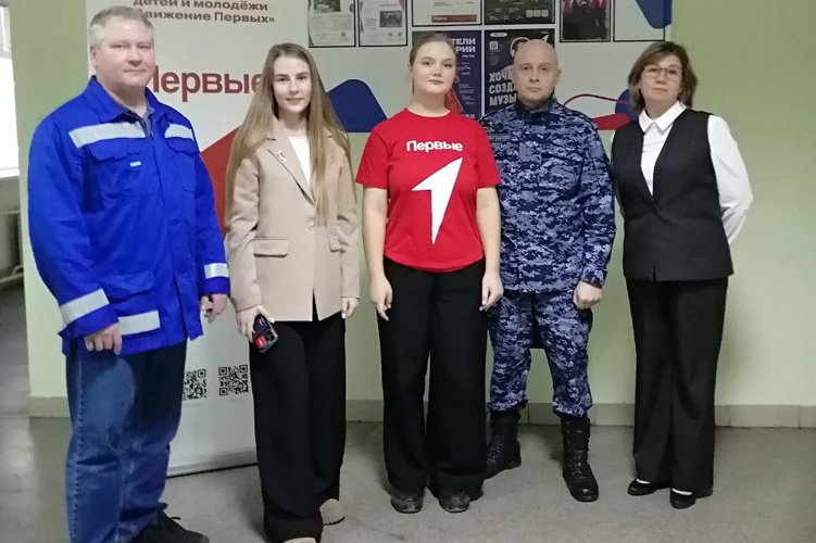 В преддверии Дня Героев Отечества в Кунгуре росгвардейцы провели «День мужества» для молодежи 