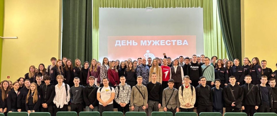 В преддверии Дня Героев Отечества в Кунгуре росгвардейцы провели «День мужества» для молодежи 