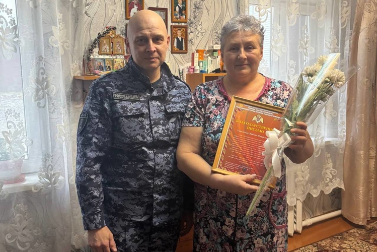 В Пермском крае росгвардейцы поздравили сотрудниц и матерей сотрудников с Днем матери