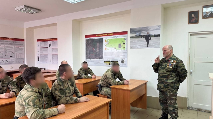 Ветеран Росгвардии провел урок мужества для сотрудников СОБР "Стрелец"