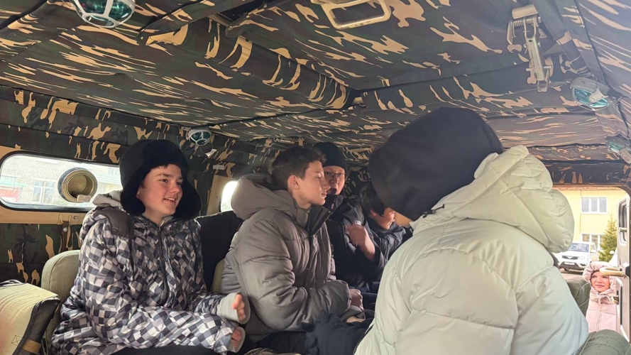 Сотрудники СОБР «Стрелец» Росгвардии провели урок мужества для школьников Перми
