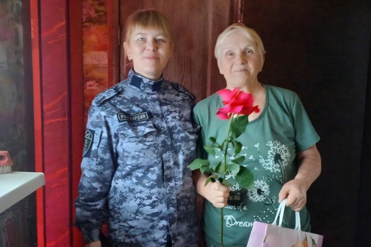 В Пермском крае сотрудники вневедомственной охраны Росгвардии поздравили с Днем матери, маму погибшей военнослужащей