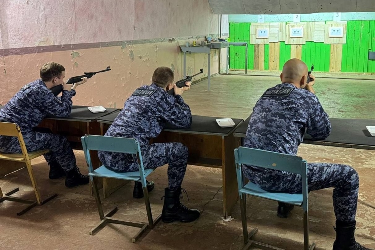 В Прикамье сотрудники вневедомственной охраны Росгвардии приняли участие в первенстве по пулевой стрельбе