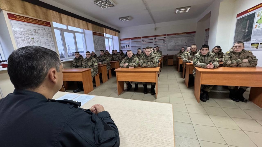 Офицеры СОБР "Стрелец" Росгвардии провели занятие для курсантов Пермского военного института ведомства