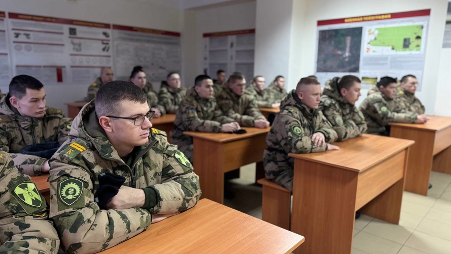 Офицеры СОБР "Стрелец" Росгвардии провели занятие для курсантов Пермского военного института ведомства