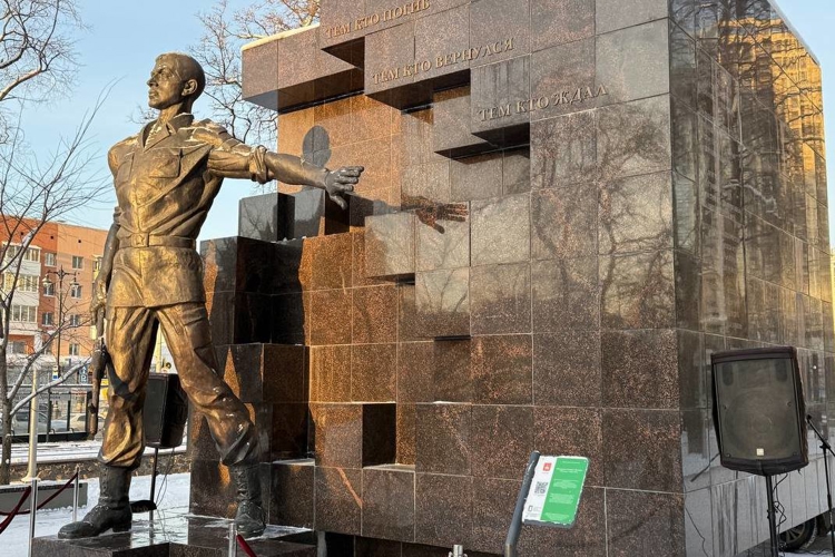 Начальник Управления Росгвардии по Пермскому краю принял участие в церемонии возложения цветов в честь Дня Героев Отечества