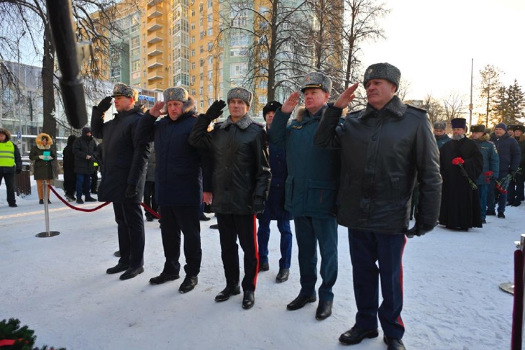 Начальник Управления Росгвардии по Пермскому краю принял участие в церемонии возложения цветов в честь Дня Героев Отечества
