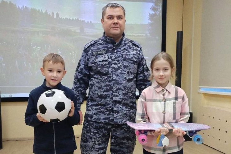В Прикамье сотрудники Росгвардии приняли участие во Всероссийской акции "Ёлка желаний"
