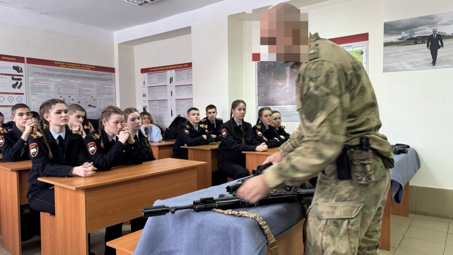 Офицеры СОБР "Стрелец" Росгвардии организовали экскурсию для школьников