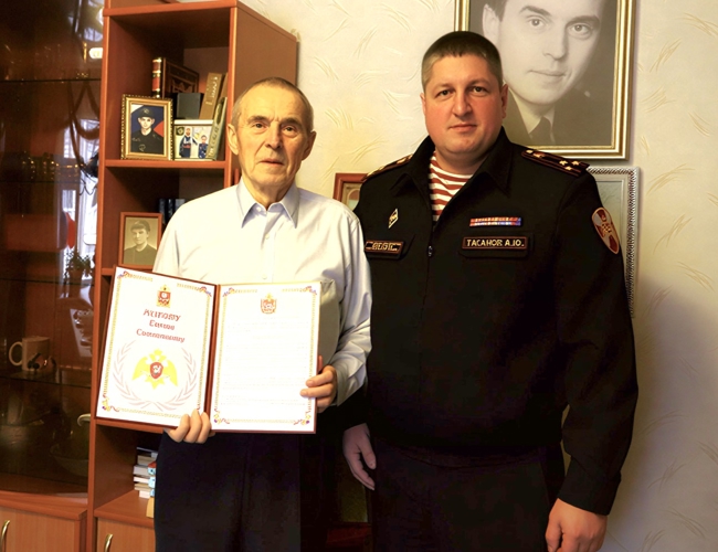 Начальник Управления Росгвардии по Пермскому краю поздравил первого командира пермского ОМОН с Днём рождения