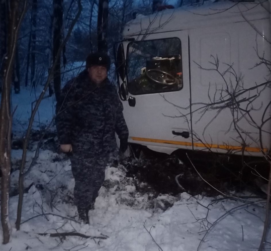 В Пермском крае росгвардейцы оказали помощь водителю большегруза, съехавшего в кювет