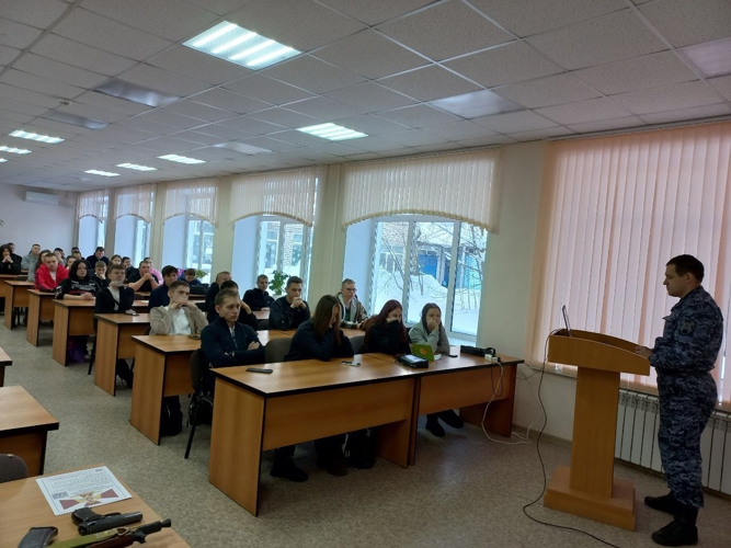 В Пермском крае росгвардейцы провели «Урок Мужества» для студентов колледжа