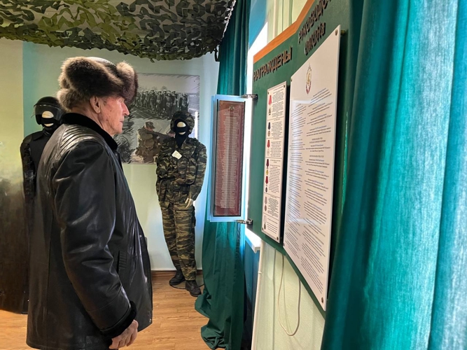 Офицеры ОМОН «Парма» Управления Росгвардии по Пермскому краю провели экскурсию для первого командира отряда