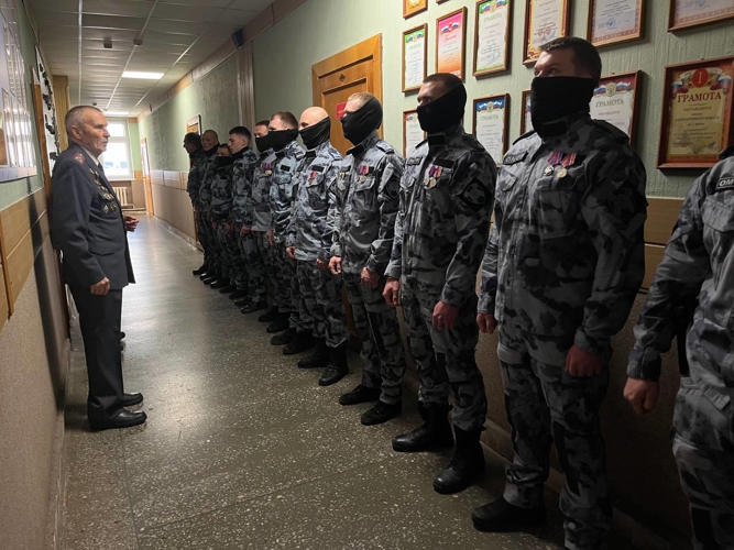Офицеры ОМОН «Парма» Управления Росгвардии по Пермскому краю провели экскурсию для первого командира отряда