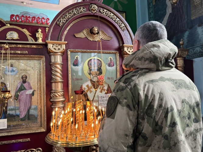 Сотрудник СОБР "Стрелец" Управления Росгвардии по Пермскому Краю в празднование Крещения Господня посетили храм святителя Николая Чудотворца 