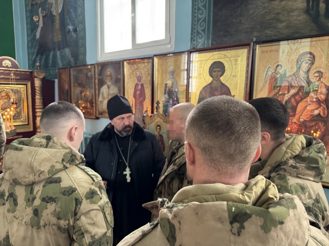 Сотрудник СОБР "Стрелец" Управления Росгвардии по Пермскому Краю в празднование Крещения Господня посетили храм святителя Николая Чудотворца
